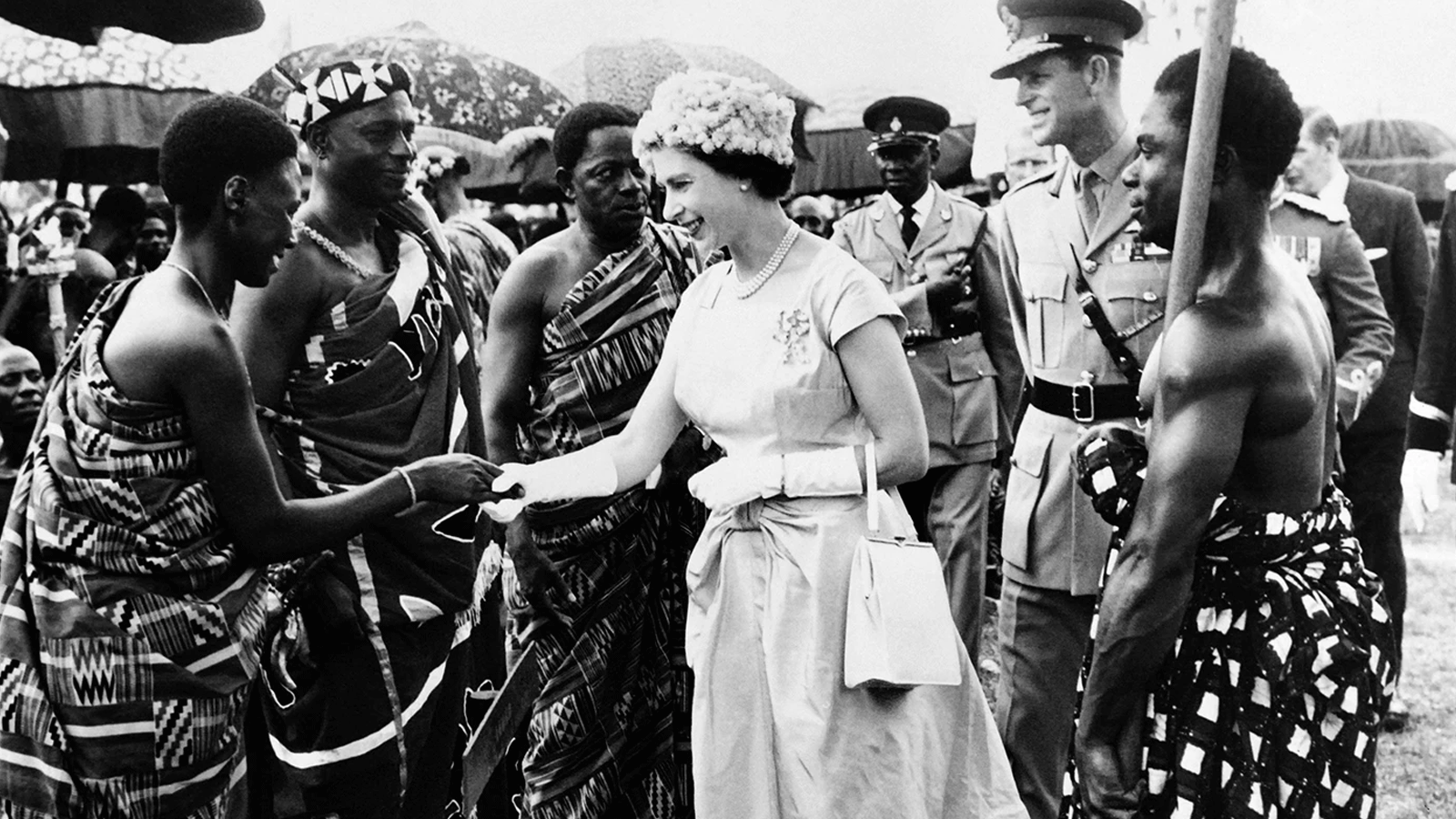 ملكة بريطانيا إليزابيث الثانية والأمير فيليب دوق إدنبرة يلتقيان بأشخاص في أكرا \ غانا كجزء من زيارة دولة في 17 تشرين الثاني\نوفمبر 1961.