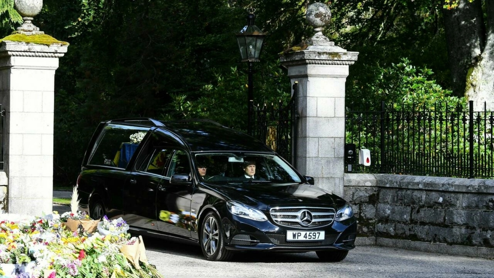 السيارة التي تقل نعش الملكة إليزابيث الثالثة يغادر قصر بالمورال الملكي في استكلندا في 11 سبتمبر 2022