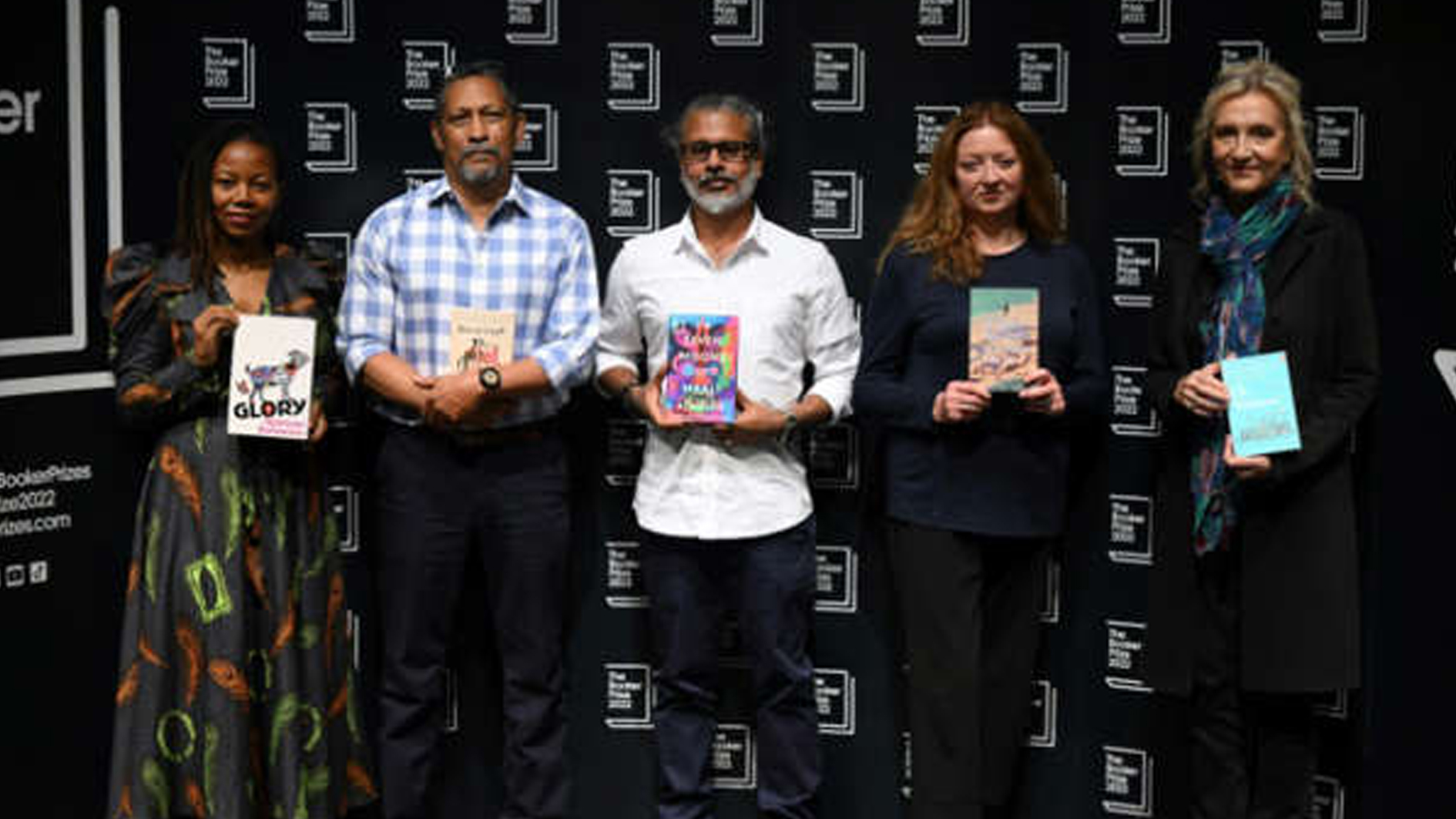 صورة تظهر خمسة من المتنافسين الستة النهائيين للفوز بجائزة بوكر الأدبية، لندن 14 أكتوبر 2022 (أ ف ب)