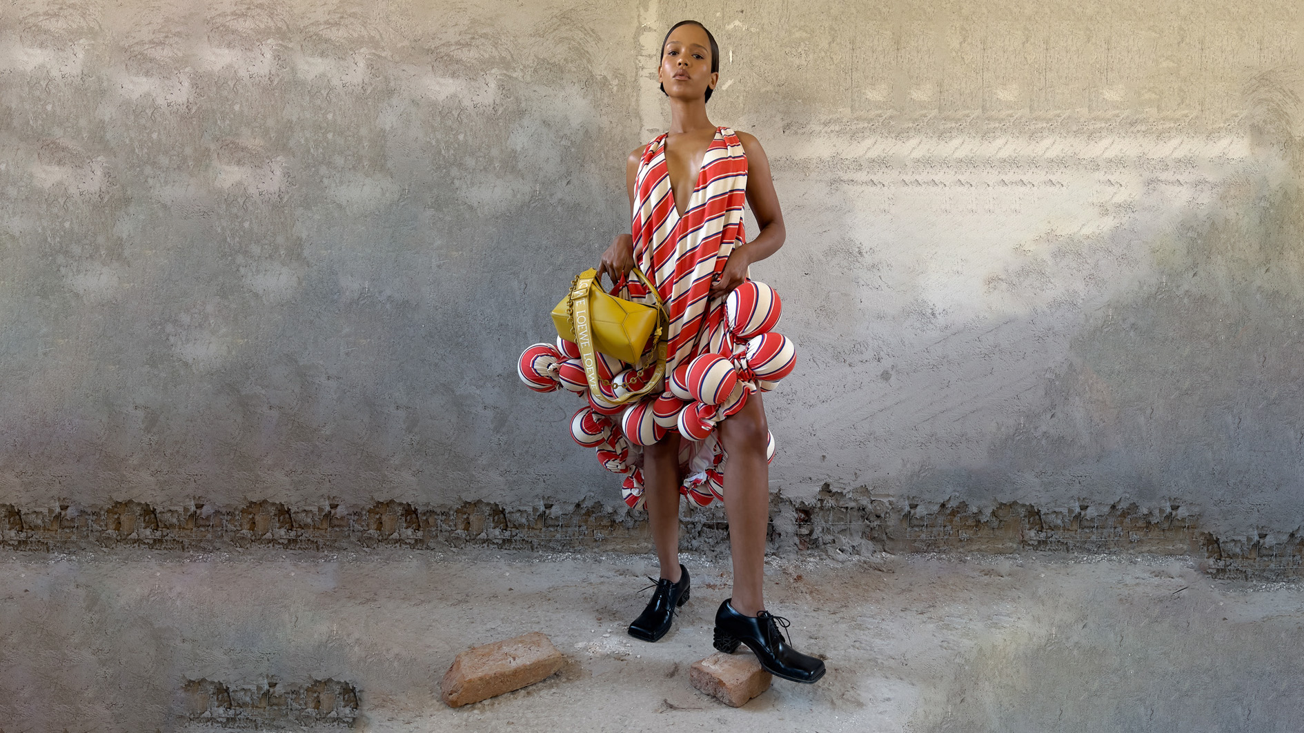 "LOEWE" تعلن عن تعاونها مع تايلور روسيل كسفيرة لعلامتها التجارية العالمية