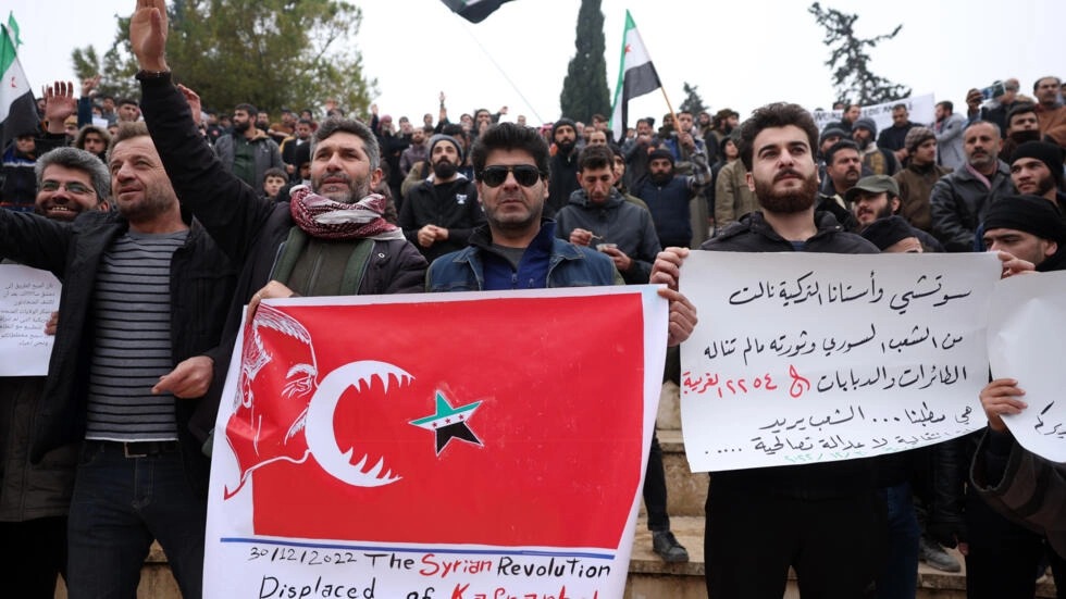 متظاهرون سوريون ضد التقارب التركي-السوري في ادلب في 30 كانون الاول/ديسمبر 2022
