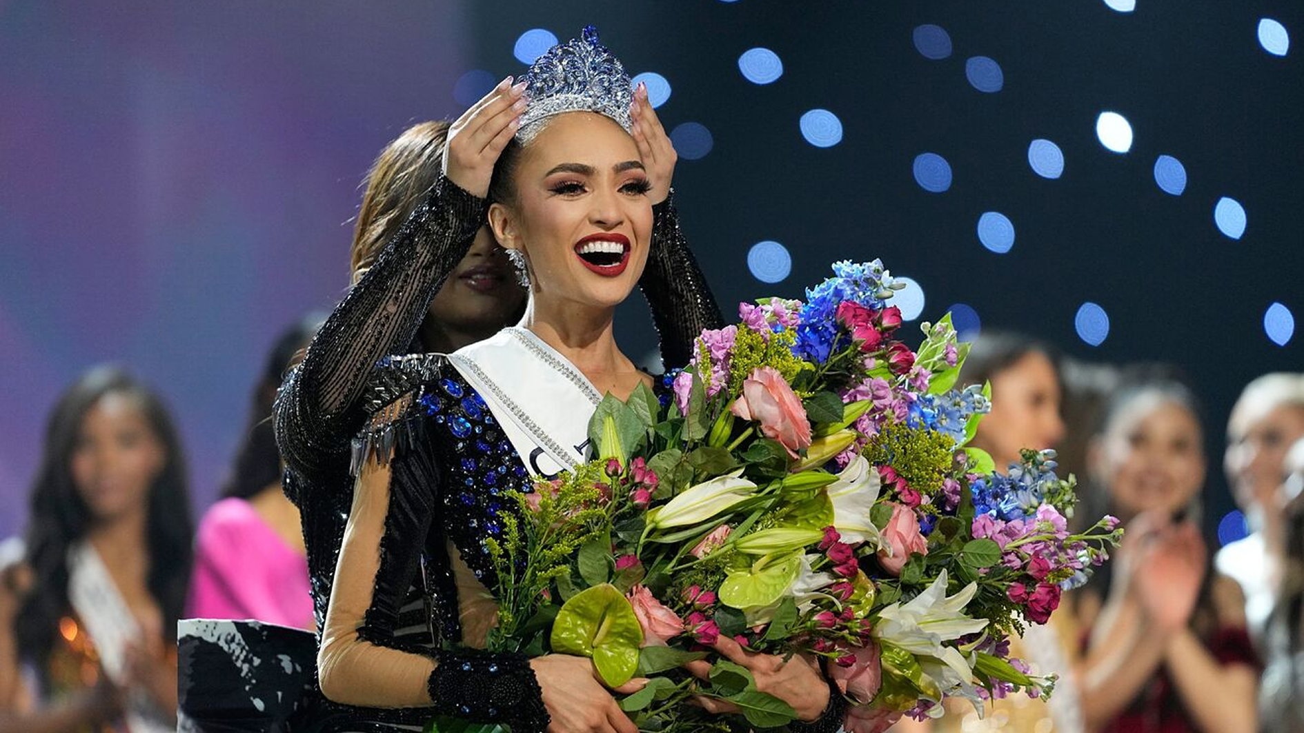 حصدت المصممة وعارضة الأزياء الأمريكية آر بوني غابرييل، لقب ملكة جمال الكون، خلال نهائي النسخة 71 من مسابقة ملكة جمال الكون، السبت، في نيو أورليانز بالولايات المتحدة.