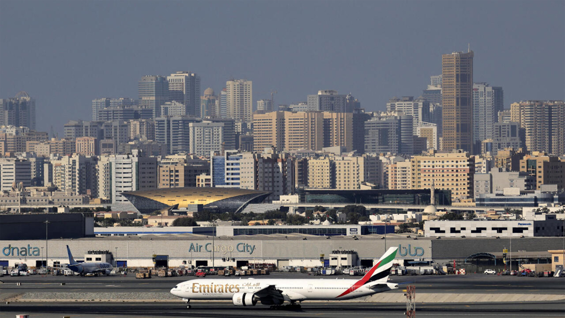 مطار دبي يشهد زيادة في حركة المسافرين مع 