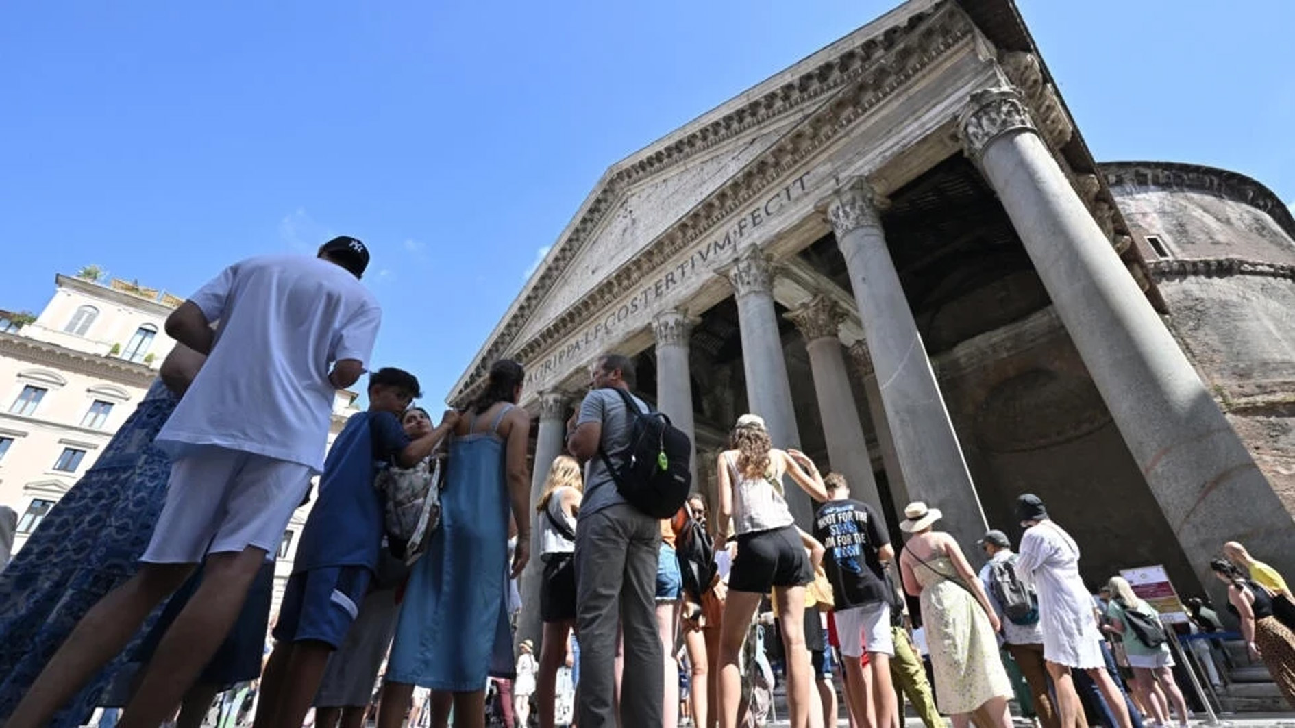 سياح ينتظرون دورهم للدخول إلى البانتيون في روما في الثالث من تموز/يوليو 2023 © البيرتو بيتسولي / ا ف ب