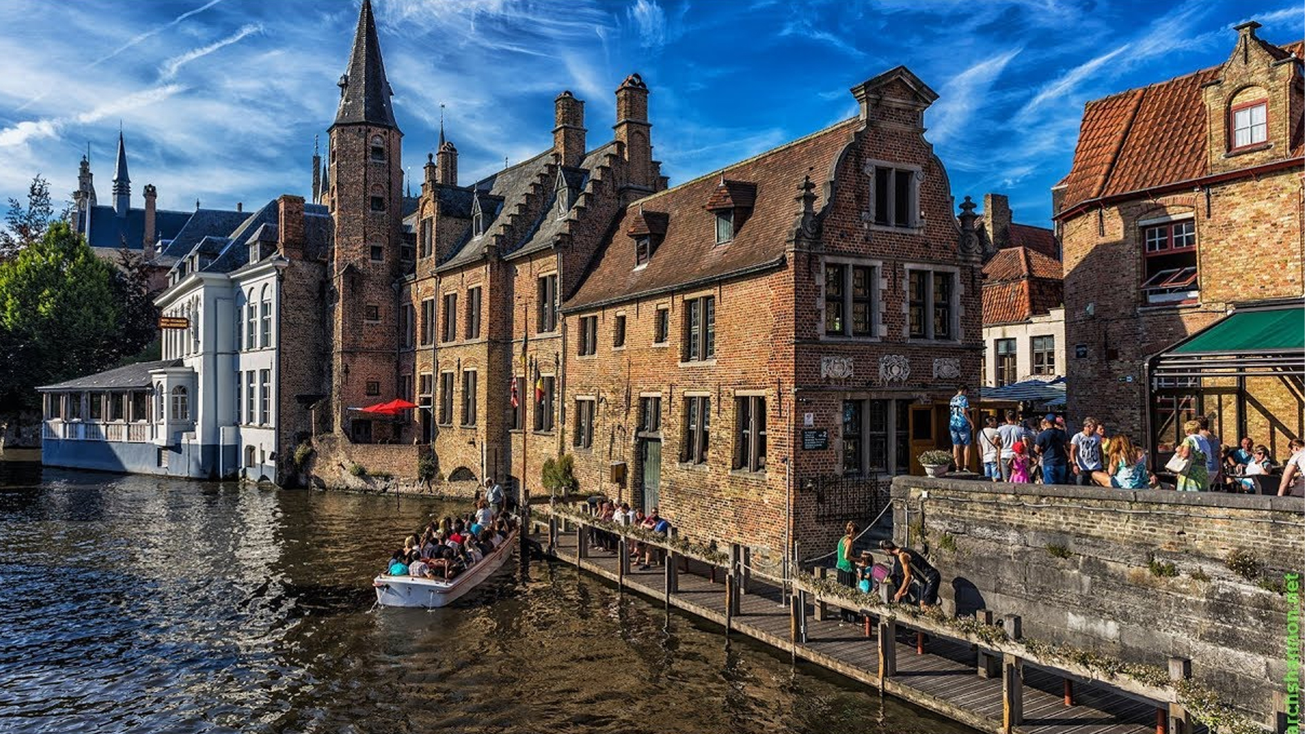 مدينة بروج البلجيكية تشكو أيضاً من موجات السياحة المفرطة