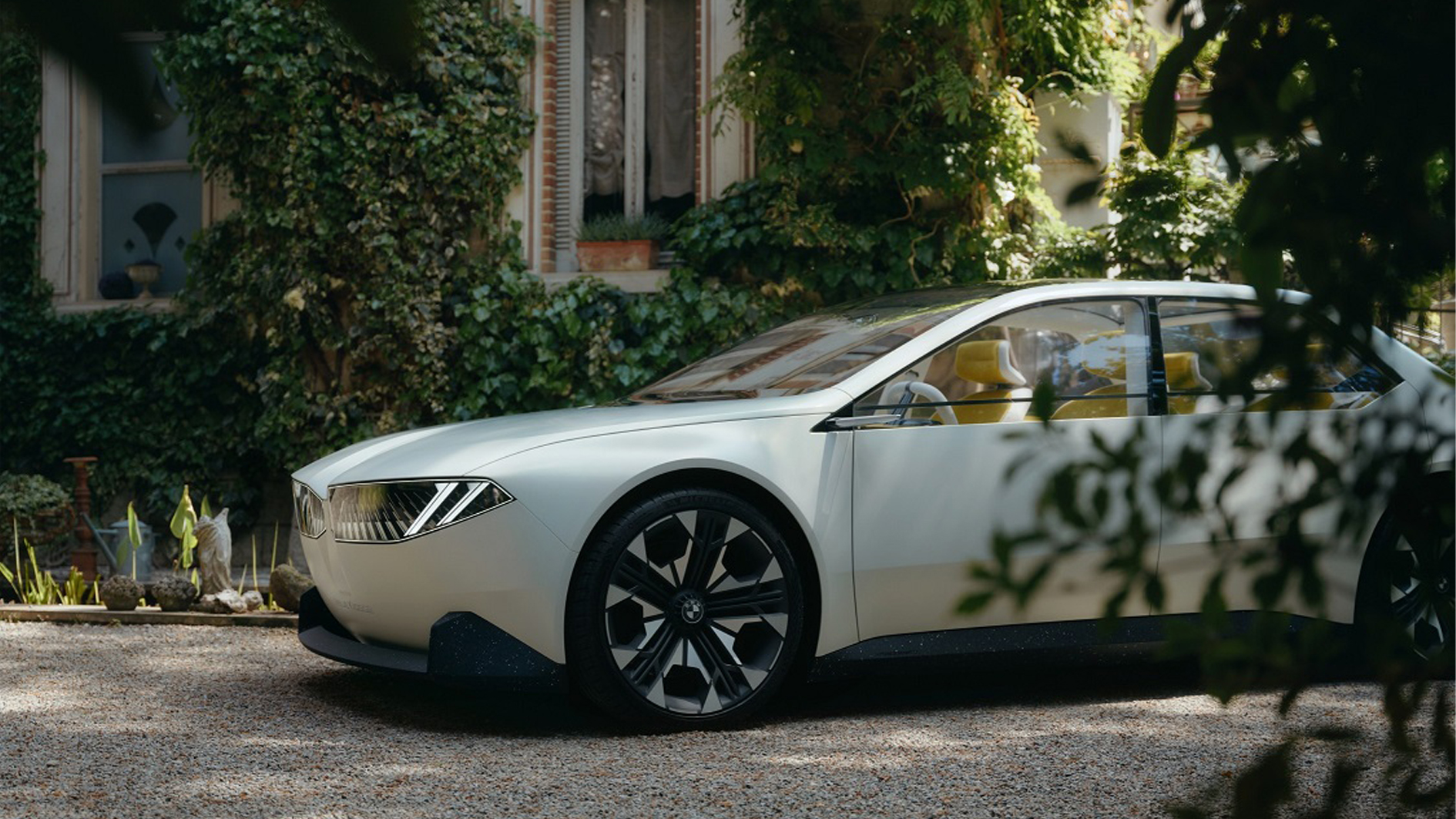 BMW تعيد ابتكار ذاتها من خلال رؤيتها التصميمية الحديثة لسيارة 