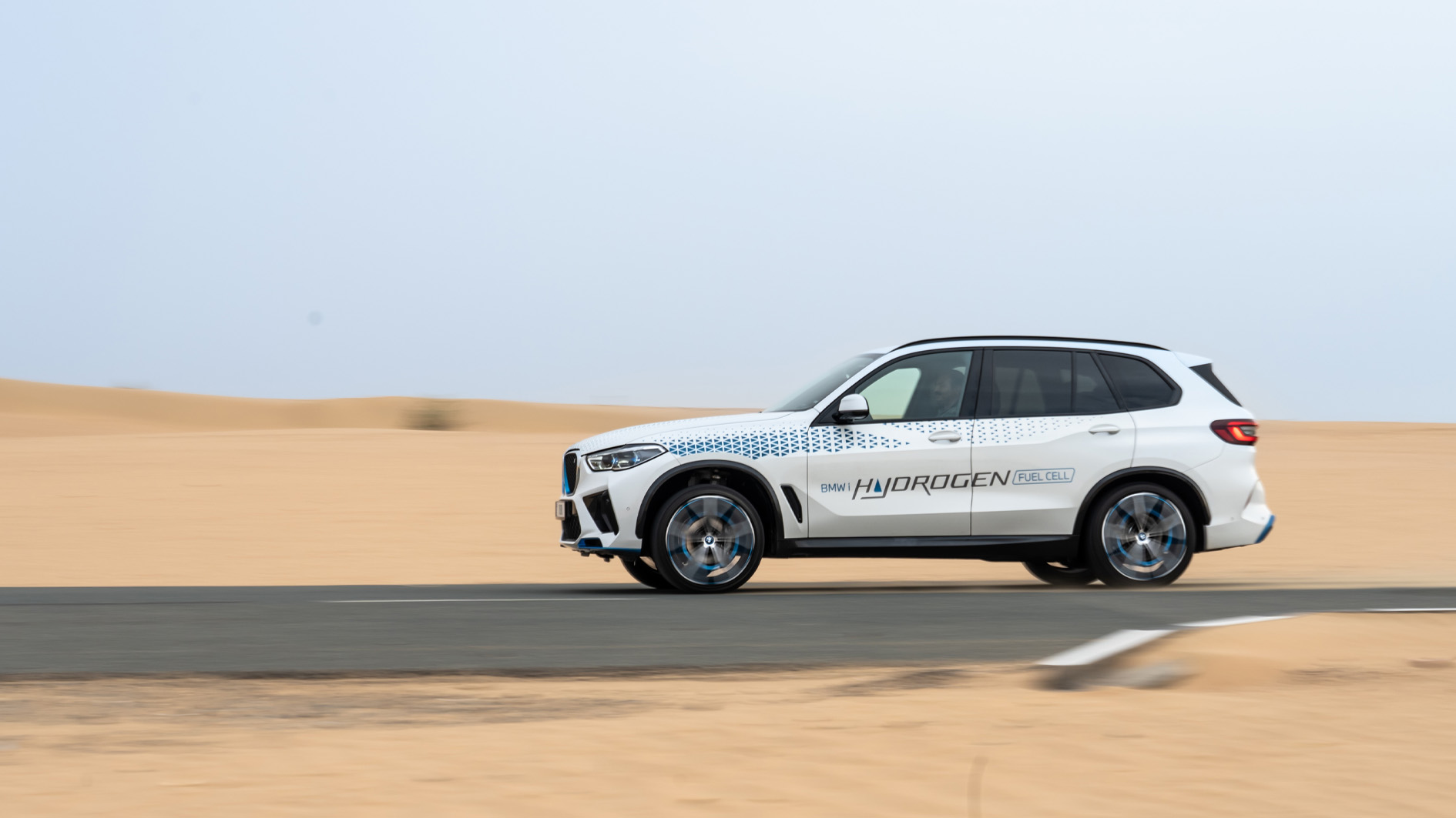 سيارةBMW iX5 Hydrogen تقدّم أداءً مبهراً في اختبارات القيادة الصحراوية