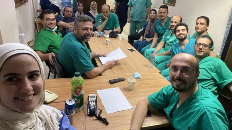 سارة السقا (أسفل الصورة - إلى اليسار) أول جراحة في غزة