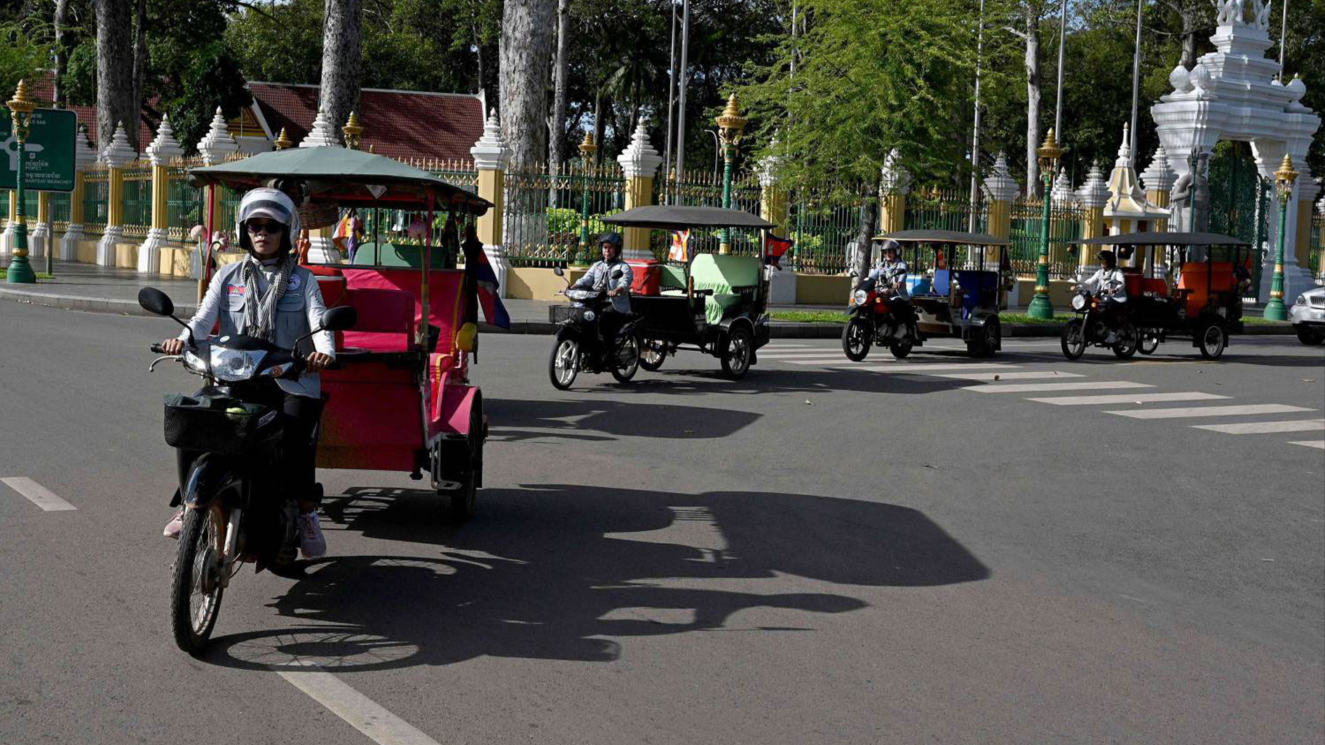 الكمبوديات يتحدين الذكورية ويكسرن الطوق بالتوك توك
