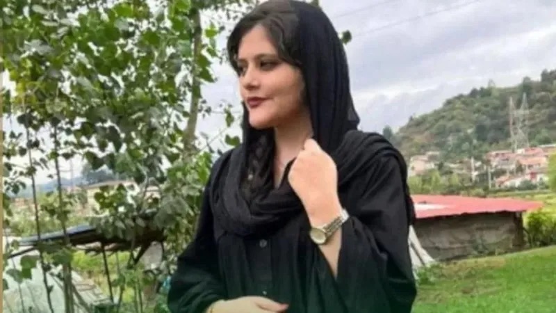 MAHSA AMINI FAMILY | توفيت مهسا أميني، من مدينة سقز شمال غربي إيران، بالمستشفى بعد أن قضت ثلاثة أيام في غيبوبة