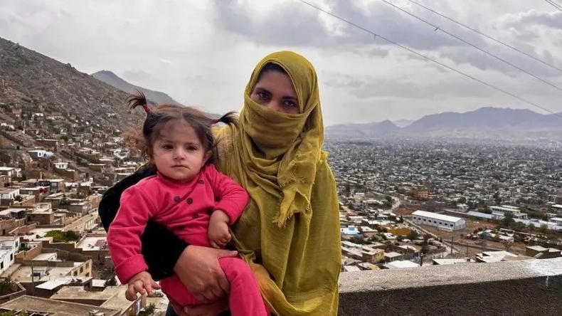 BBC/AAMIR PEERZADA | سهيلة تعطي طفلتها الصغيرة الشاي بدل اللبن لأنه ليس لديها ما تقدمه لها أكثر من ذلك