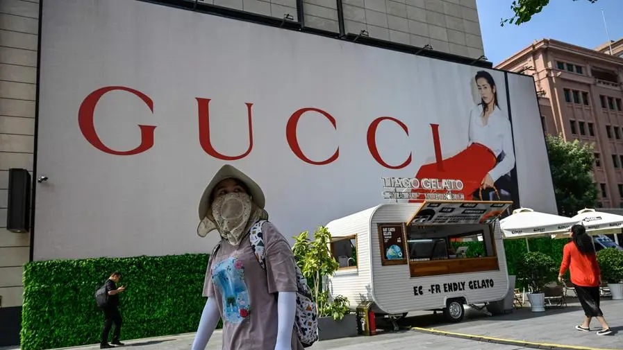  لوحة إعلانية لعلامة الأزياء الفاخرة الإيطالية Gucci في مركز تسوق في بكين في 15 أيلول (سبتمبر) 2023