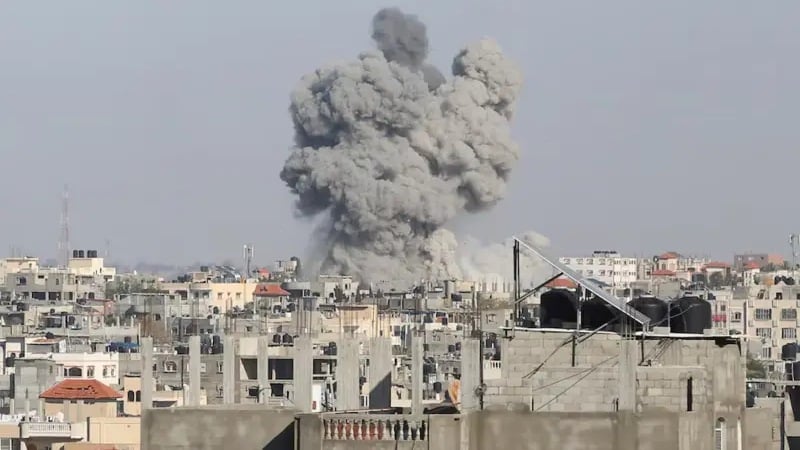 آثار قصف إسرائيلي في مدينة رفح الفلسطينية