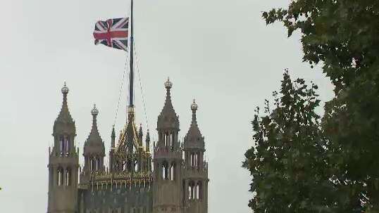 تنكيس العلم البريطاني على مقر مجلس العموم احتراما لضحايا هجوم مانشستر