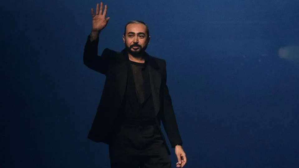 لا يقدّم محمد آشي نفسه بوصفه ظاهرة، بل كممارسة طويلة النفس. هادئ، محسوب، ومنشغل بالتفاصيل أكثر من الانطباعات