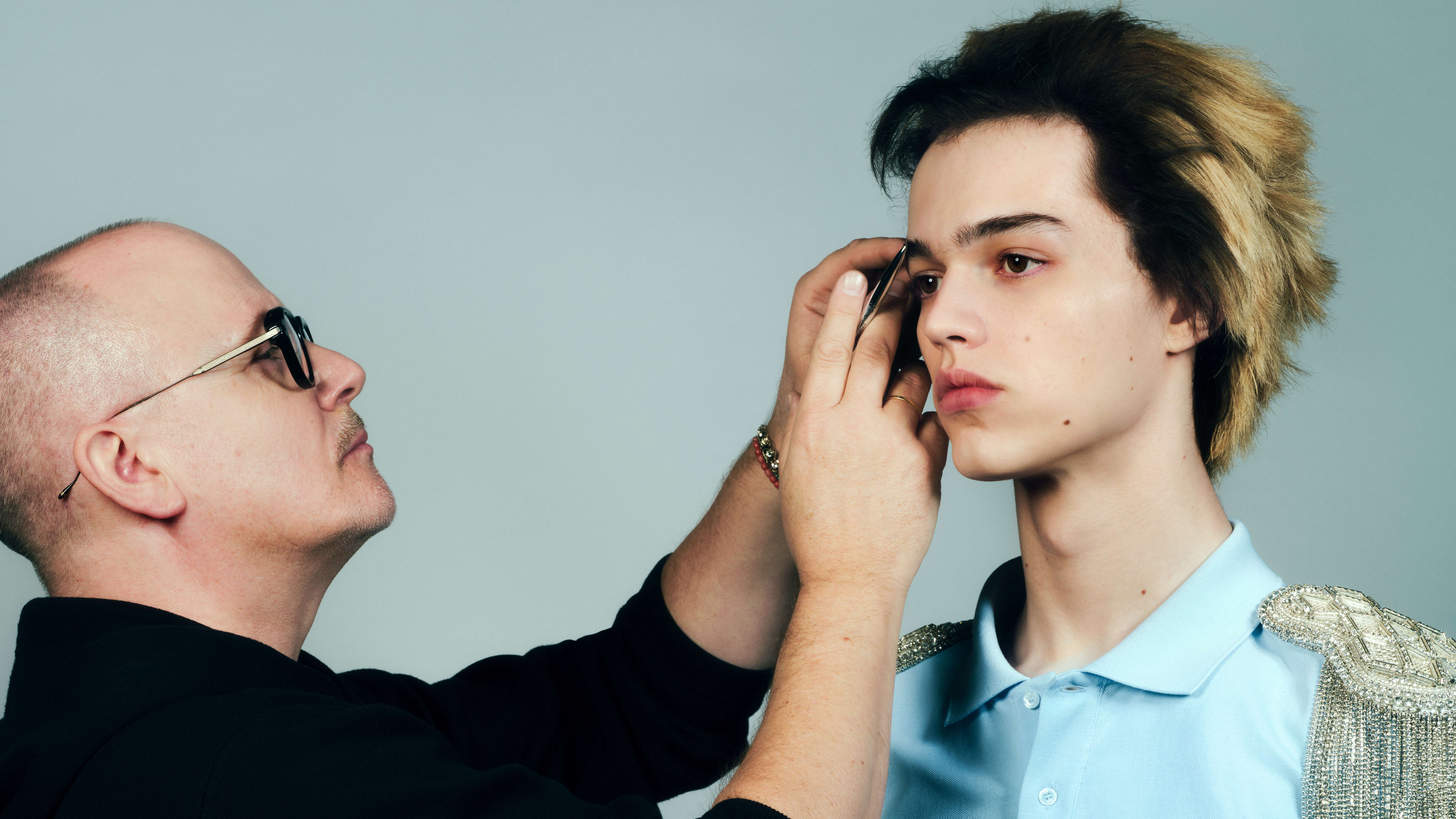 وجه "خزفي" وشعر "أنيمي".. هكذا يرى بيتر فيليبس وجوناثان أندرسون رجل "ديور" في شتاء 2027.