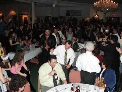 نوال تغني بين الجمهور الذي ملأ الصالة