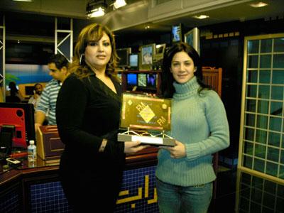 تتسلم الدرع التكريمي