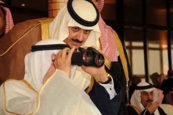 العاهل السعودي يتابع سباق الهجن ويبدو الأمير متعب بن عبدالله