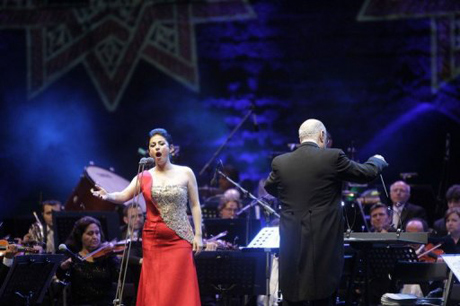 هبة القواس تؤدي اغنية بصحبة الاوركسترا الفلهرمونية بقيادة وليد غلمية في افتتاح مهرجانات بيت الدين