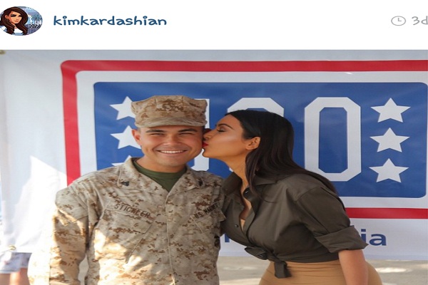 كيم كاردشيان تطبع قبلة على خد جندي أميركي