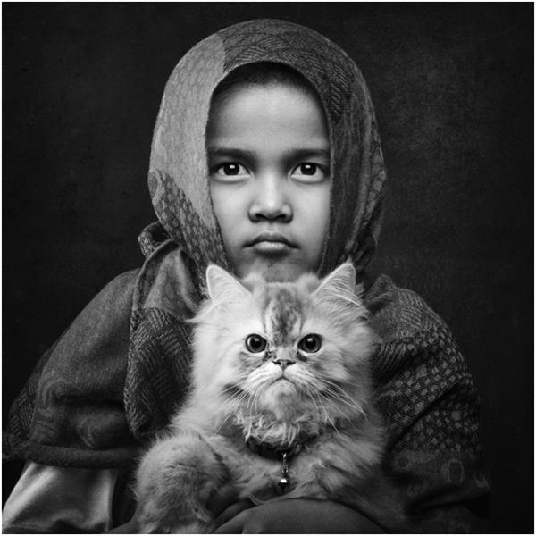 فتاة تخاف القطط للمصور عاريف سيفياندونو