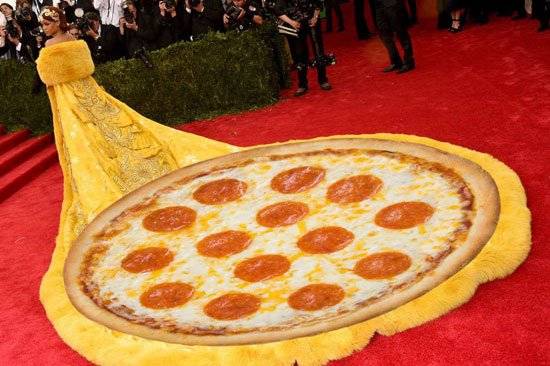تحويل فستان ريهانا الى بيتزا