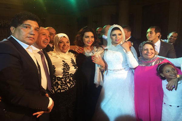 لطيفة في زفاف هاجر ابنة الفنانة المعتزلة سوزان عطية والفنان هشام العربي