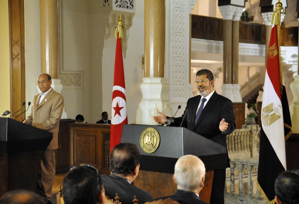 منصف المرزوقي خلال مؤتمر صحافي مشترك مع محمد مرسي في القصر الرئاسي في القاهرة
