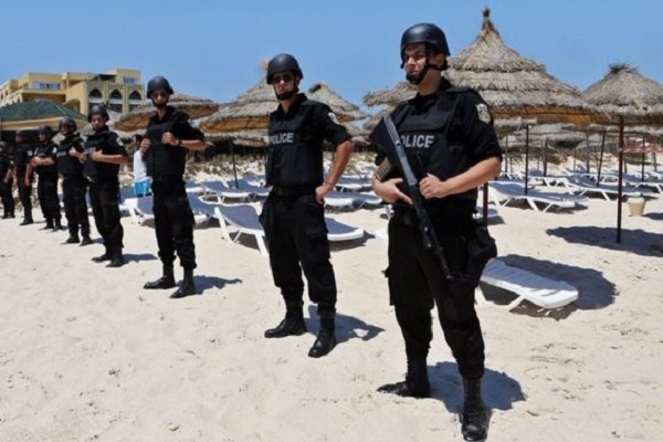 عناصر من الشرطة التونسية في أحد المنتجعات لحمايتها من أي اعتداء