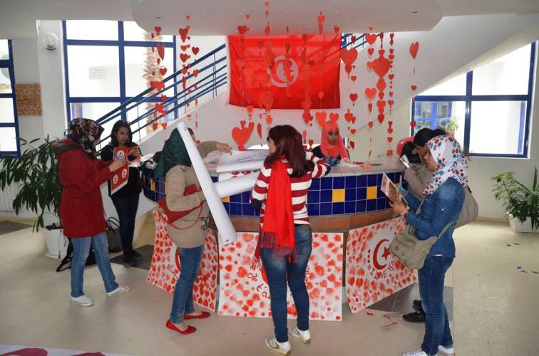 طلبة من المعهد العالي للفنون الجميلة بمدينة نابل التونسية خلال تظاهرة ابداعية 