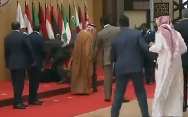 لحظة تعثر الرئيس اللبناني ميشال عون في القمة العربية