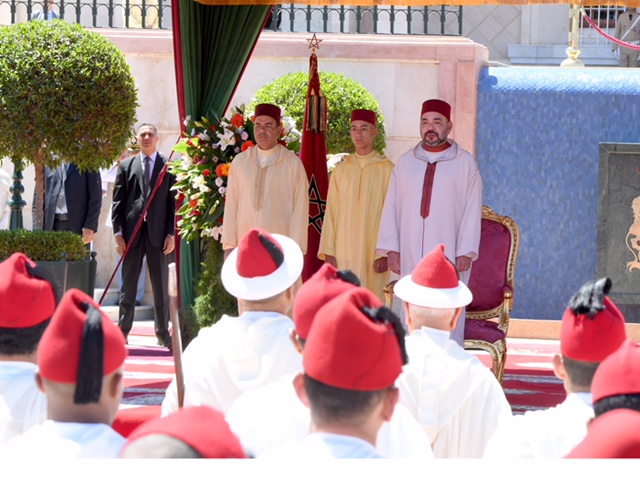 الملك محمد السادس لدى ترؤسه حفل الاستقبال في قصر مرشان بطنجة ويبدو الى جانبه ولي عهده الامير مولاي الحسن وشقيقه الامير مولاي رشيد 