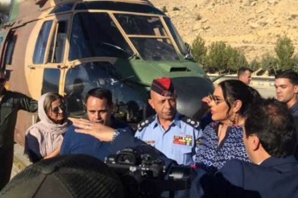 مسؤولون أردنيون ورجال أمن مع أحلام حول المروحية