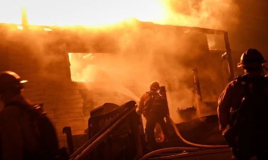 حرائق كاليفورنيا: إعلان الطوارئ في 4 مناطق في الولاية مع انتشار النيران