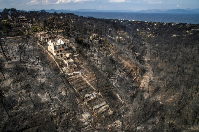 رئيس الحكومة اليونانية يتفقد القريتين المنكوبتين جراء الحريق
