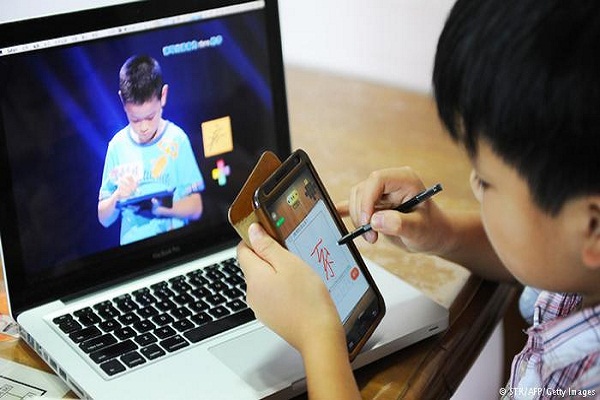 تأثير مواقع التواصل الاجتماعي على الاطفال