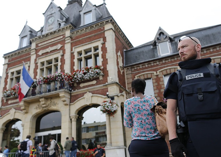 شرطي فرنس يحرس كنيسة كاثوليكية قرب باريس - أرشيفية 