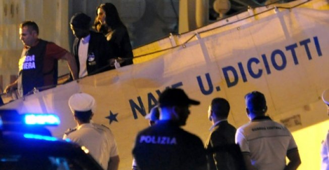 جدل في ايطاليا اثر قيام سفينة ايطالية باعادة مهاجرين الى ليبيا