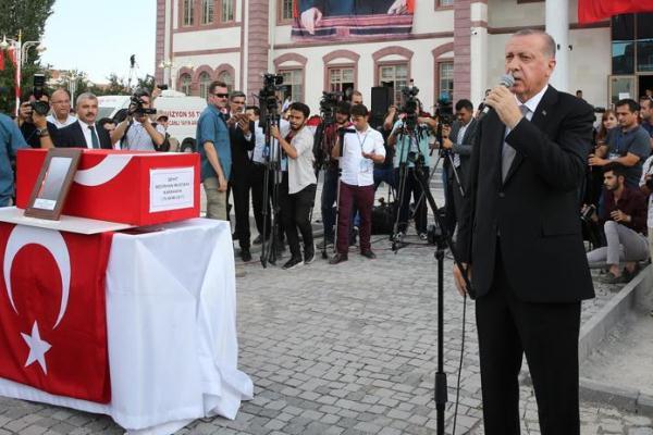 أردوغان خلال مراسم تشييع المراة القتيلة وطفلها