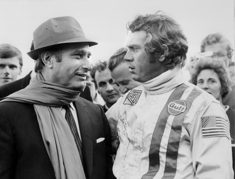 بطل العالم السابق للفورمولا خوان مانويل فانجيو في حديث مع ستيف ماكوين في 2 أكتوبر 1970