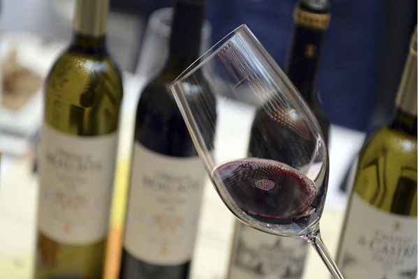القليل من النبيذ يقي من خطر الاصابة بالخرف