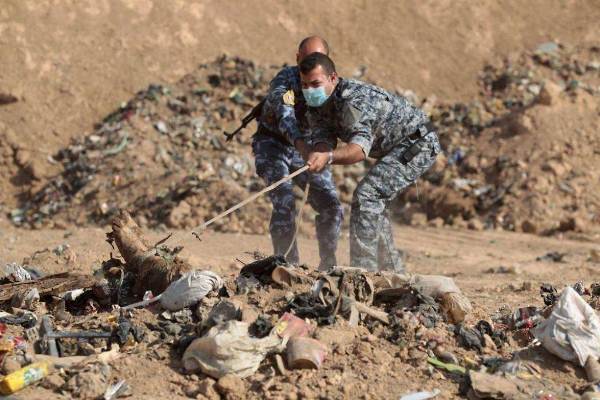 البحث عن بقايا جثامين ضحايا مجزرة داعش في حمام العليل