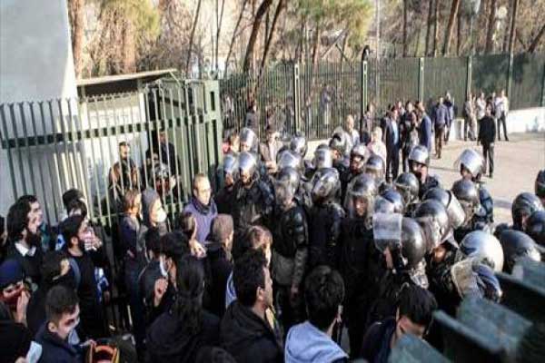 محتجون إيرانيون يهاجمون حوزة دينية قرب طهران