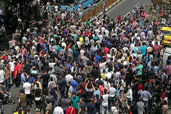 احتجاجات في مدن إيرانية بسبب تدهور الأوضاع الاقتصادية