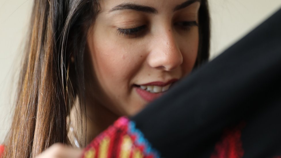 نساء سيناء متمسكات بالتطريز البدوي رغم الظروف الصعبة في ظل "الحرب على الإرهاب"