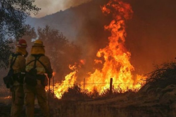الحرائق الهائلة تواصل تمددها السريع في كاليفورنيا