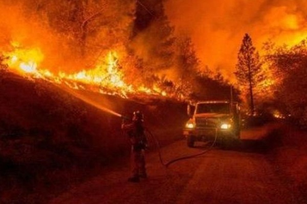 كاليفورنيا ترزح تحت نيران الحريق الأكبر في تاريخها