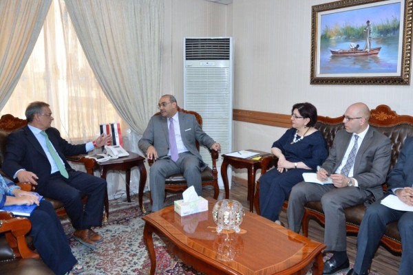  السفير الاسباني في بغداد إلى اليسار لدى استدعائه إلى مقر وزارة الخارجية العراقية