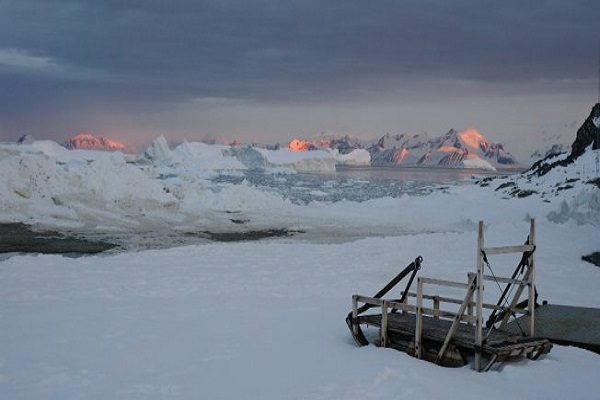 ذوبان ثلوج القطب الجنوبي بسبب درجات الحرارة العالية على كوكب الأرض